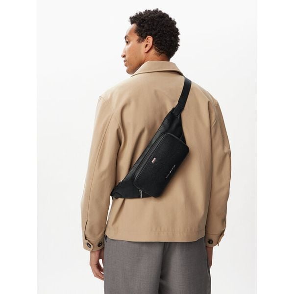 Nerka Tommy Hilfiger. Czarne saszetki i nerki męskie Tommy Hilfiger, bez wzorów. Za 369.99 zł.