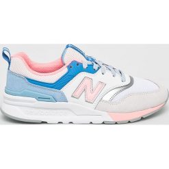 New Balance - Buty. Niebieskie obuwie sportowe damskie New Balance, bez wzorów, z gumy, z okrągłym noskiem, bez zapięcia. W wyprzedaży za 299.90 zł.