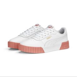 Buty do chodzenia damskie Puma Carina 2.0. Białe obuwie sportowe damskie Puma, bez wzorów, ze skóry, bez zapięcia, trekkingowe. Za 149.31 zł.