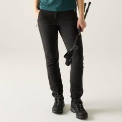 Damskie spodnie trekkingowe Mountain III. Czarne spodnie sportowe damskie Regatta, na lato, bez wzorów, sportowe, trekkingowe. W wyprzedaży za 329.99 zł.