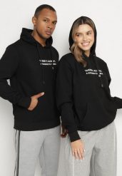 Czarna Bluza o Klasycznym Kroju z Kapturem Zdobiona Nadrukiem Sareldi. Czarne bluzy męskie Born2be, l, z aplikacjami, z jeansu, eleganckie, bez ramiączek, z kapturem. Za 79.99 zł.