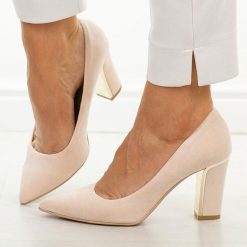 Róż puder zamsz Polskie czółenka damskie Suzana 852. Czerwone czółenka damskie Suzana, na jesień, bez wzorów, z zamszu, eleganckie, bez obcasa, na słupku, bez zapięcia. Za 249.00 zł.