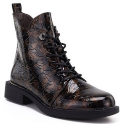 Botki damskie lakierowane brązowe S.Barski HY62-8140. Brązowe botki damskie S.BARSKI, bez wzorów, z lakierowanej skóry, eleganckie, bez obcasa, bez zapięcia. Za 169.99 zł.