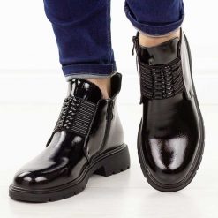 Czarne lakierowane botki damskie M.Daszyński 2501-10. Czarne botki damskie M.Daszyński, na jesień, bez wzorów, z jeansu, biznesowe, z okrągłym noskiem, bez obcasa, bez zapięcia. W wyprzedaży za 179.10 zł.