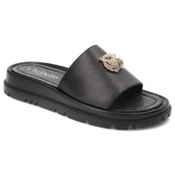 Czarne Klapki Chebello Modne Obuwie Damskie. Czarne klapki damskie CheBello, na lato, bez wzorów, ze skóry, eleganckie, bez obcasa, bez zapięcia. Za 329.00 zł.