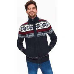 SWETER ROZPINANY Z NORWESKIM WZOREM. Niebieskie swetry męskie TOP SECRET, na lato, m, bez wzorów, z dzianiny, bez kołnierzyka, bez ramiączek. W wyprzedaży za 59.99 zł.