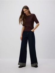 Sweter z ozdobnym splotem - brązowy. Brązowe swetry nierozpinane damskie Reserved, l, bez wzorów, z dzianiny, klasyczne, bez kołnierzyka, bez ramiączek. Za 79.99 zł.