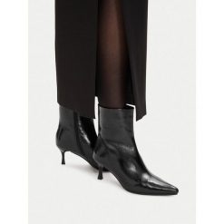 Botki DeeZee. Czarne botki damskie DeeZee, bez wzorów, bez obcasa, na szpilce, bez zapięcia. Za 189.99 zł.