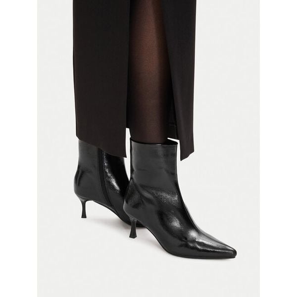 Botki DeeZee. Czarne botki damskie DeeZee, bez wzorów, bez obcasa, na szpilce, bez zapięcia. Za 189.99 zł.
