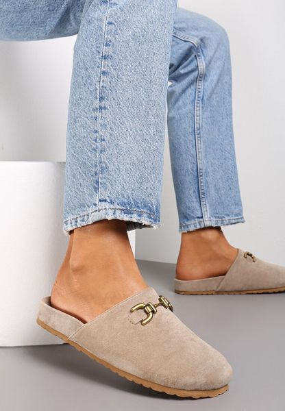 Ciemnobeżowe Klapki z Ozdobną Klamerką z Imitacji Zamszu Glussia. Brązowe klapki damskie Renee, bez wzorów, bez obcasa, na płaskiej podeszwie, bez zapięcia. Za 89.99 zł.