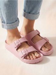 Piankowe klapki z regulowanymi paskami - różowy. Czerwone klapki damskie Sinsay, bez wzorów, bez obcasa, bez zapięcia. Za 19.99 zł.