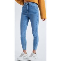 Jeansy High Waist z surowym wykończeniem - Niebieski. Jeansy damskie marki Cropp. Za 89.99 zł.
