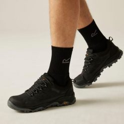 Buty męskie trekkingowe niskie z membraną Blake Vibram. Czarne trekkingi męskie Regatta, ze skóry, bez zapięcia. W wyprzedaży za 359.99 zł.