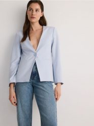 Marynarka z dodatkiem wiskozy - jasnoniebieski. Niebieskie marynarki i żakiety damskie Reserved, bez wzorów, z tkaniny, bez kołnierzyka, bez ramiączek. W wyprzedaży za 49.99 zł.