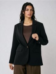 Klasyczna gładka jednorzędowa marynarka z domieszką wiskozy - czarny. Czarne marynarki i żakiety damskie Sinsay, bez wzorów, z wiskozy, klasyczne, bez kołnierzyka, bez ramiączek. Za 79.99 zł.