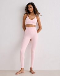 Damskie legginsy z wysokim stanem, squat proof, dla niskich Sense różowe. Czerwone legginsy damskie Aim'n, bez wzorów, z elastanu. Za 297.00 zł.