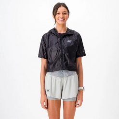 Kurtka przeciwwiatrowa krótka Damska Bieganie VENTIL WINDBREAKER. Czarne kurtki sportowe damskie BODYCROSS, na zimę, xl, bez wzorów, z materiału, bez ramiączek, bez kaptura, do biegania. Za 490.99 zł.